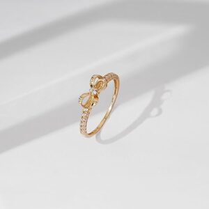 18k White Gold Dainty Bow Ring with Round Cut Stone